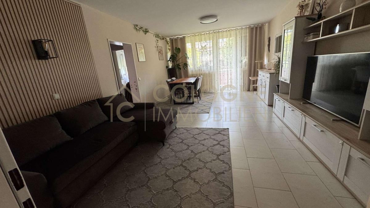 Großes Wohn- und Esszimmer mit Zugang zum Balkon